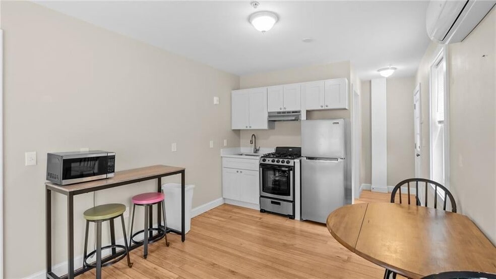 Building Photo - 16 Brinley St