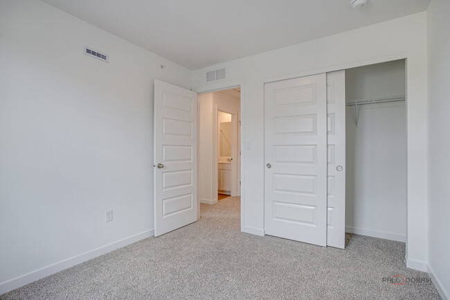 Building Photo - 541 Yosemite Wy