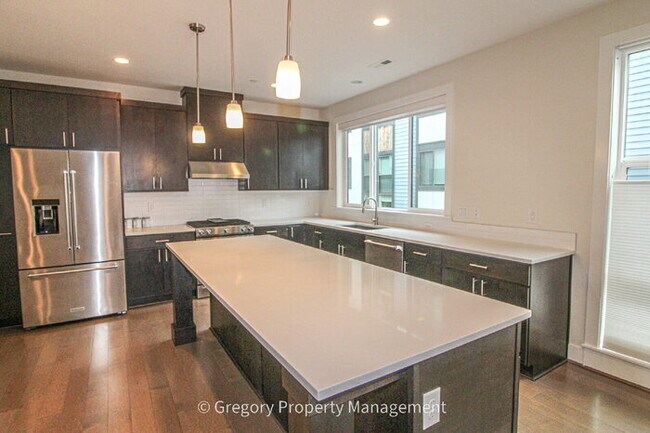 Building Photo - Newer Luxury 4 Bed 3 Bath 2 Car Garage Townhouse in Desirable Downtown Bothell Location. Walk to ...