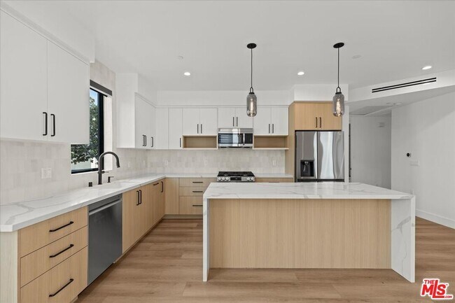 Building Photo - 4825 Satsuma Ave