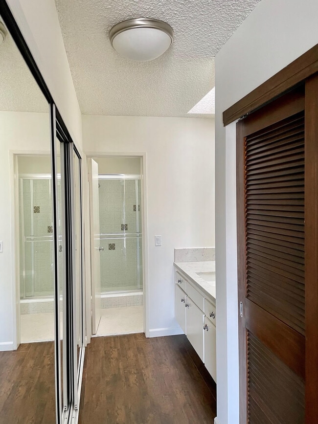 Building Photo - 1932 Overland Ave