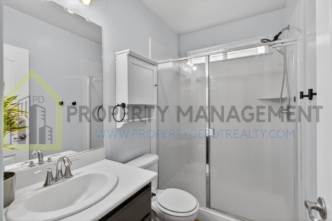 Building Photo - Spacious Elegance Awaits: 4-Bedroom Home with Hardwood Floors in Elk Grove!