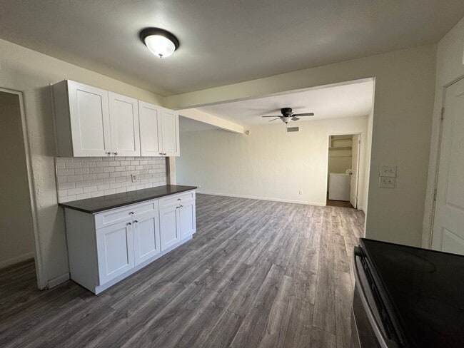 Building Photo - Spacious 4 bedroom 2 bath house with large backyard!