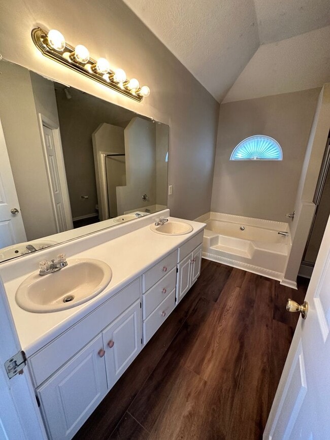 Building Photo - 4 bed 2 bath home with 2 car garage, covered patio, and fenced backyard