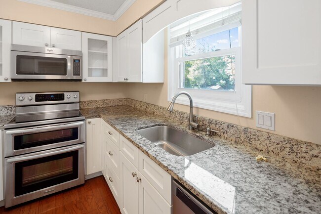 Building Photo - Renovated South Asheville Condo