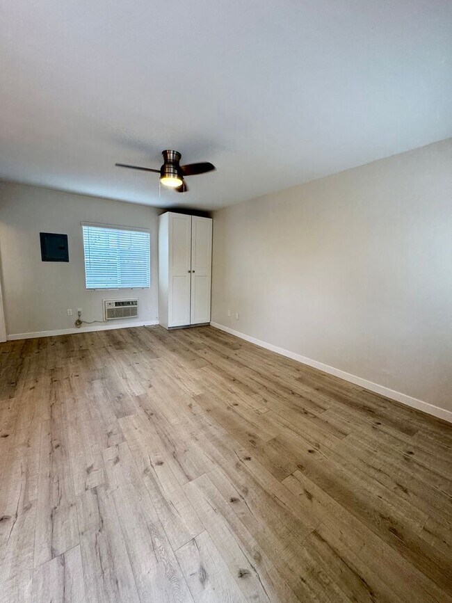 Interior Photo - 613 S Prairie Avenue