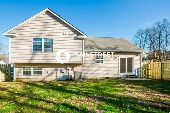 Building Photo - 4 Bedroom Pet-Friendly Home in Charlotte, NC with Main Street Renewal