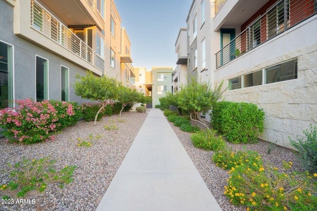 Building Photo - 1250 Abbey Ln