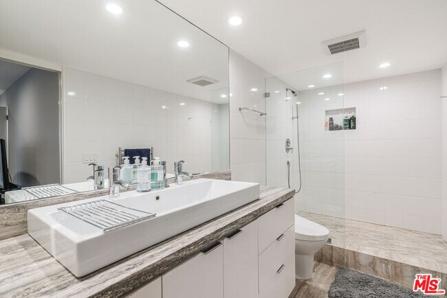 Building Photo - 17083 Palisades Cir