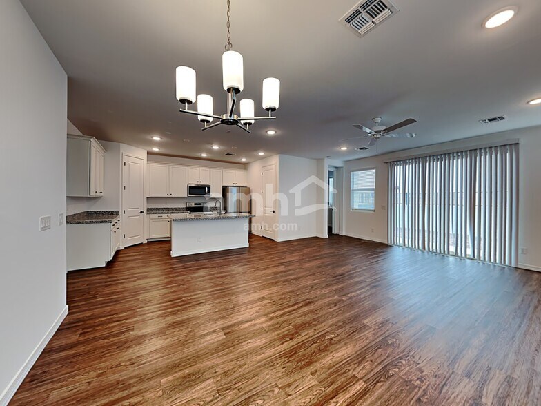 Building Photo - 895 S 150th Dr