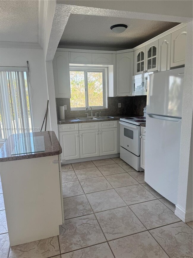 Building Photo - 7910 Taft St