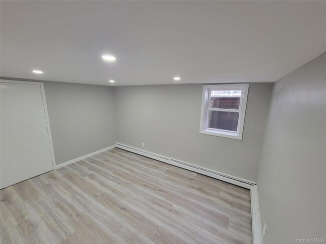 Building Photo - 96 Hallock Landing Rd