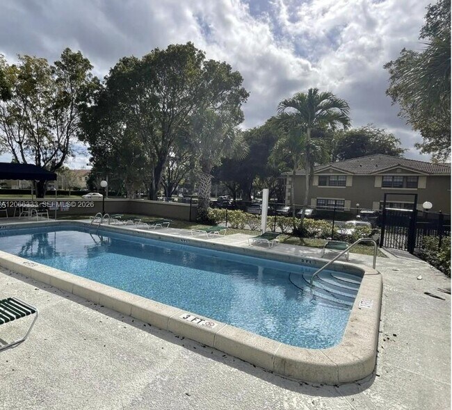 Building Photo - 2596 Riverside Dr