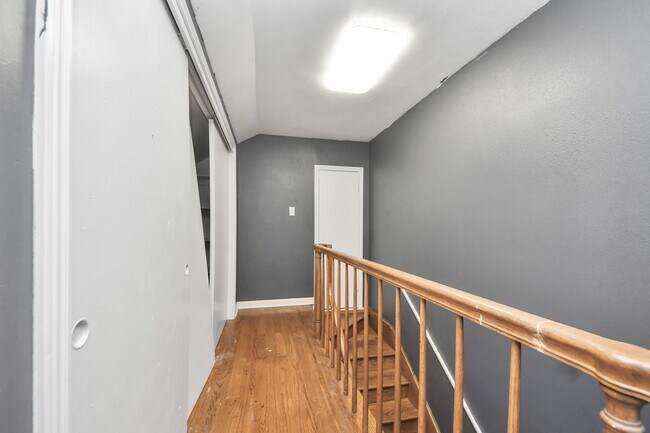 Building Photo - 5001 Glenhaven Dr