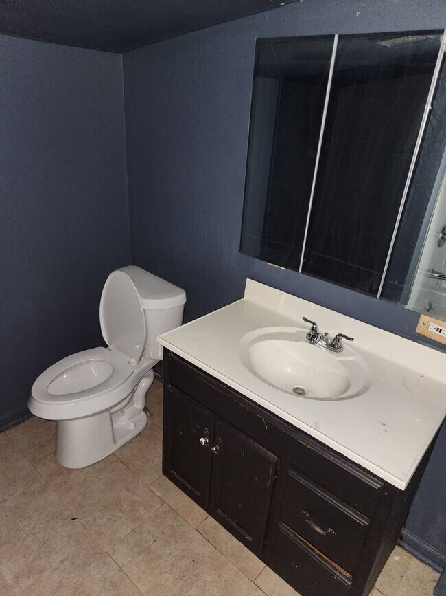 Building Photo - Charming 3-Bedroom Property in Prime Location