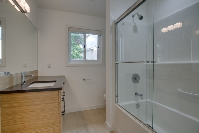 Building Photo - Stunning 5 Bedroom Juanita Bay Home For Rent!