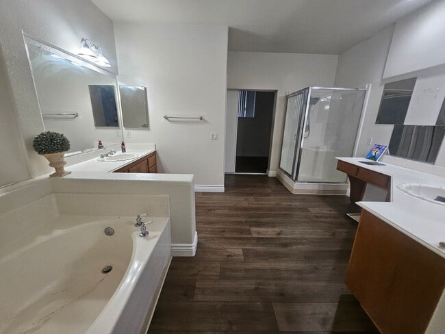 Building Photo - Spacious South Corona Home!