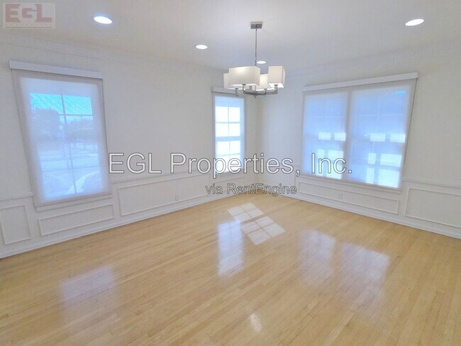 Building Photo - 10749 Wellworth Ave