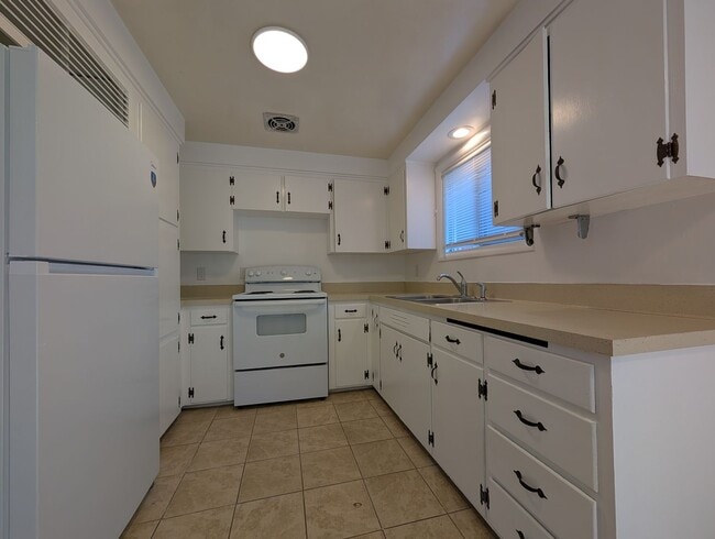 Building Photo - 690 E 39th Ave