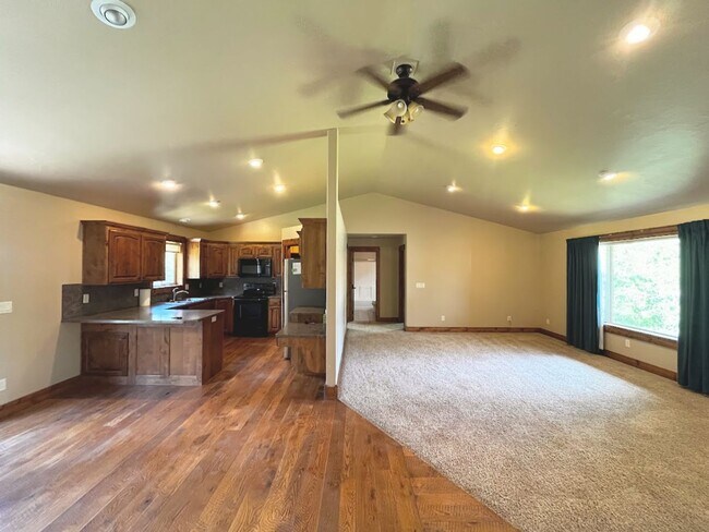 Building Photo - Charming Home with Open Floor Plan & Pet-Friendly Yard – Prime Location!