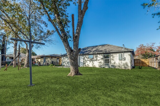 Building Photo - 5874 Belcrest St