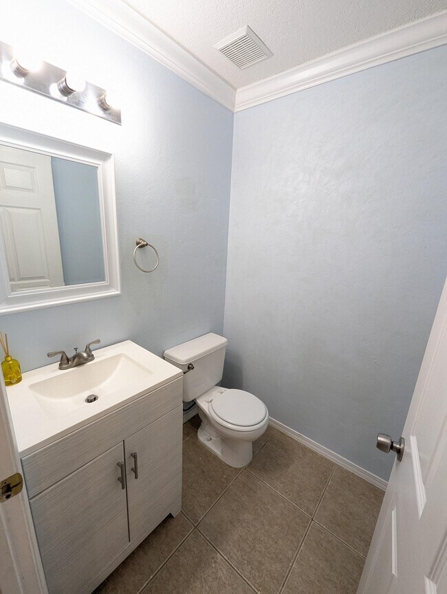 Building Photo - 437 Bridgewater Ct