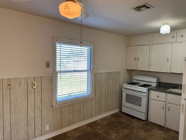 Building Photo - 2 bed, one bath in Norman with carport!