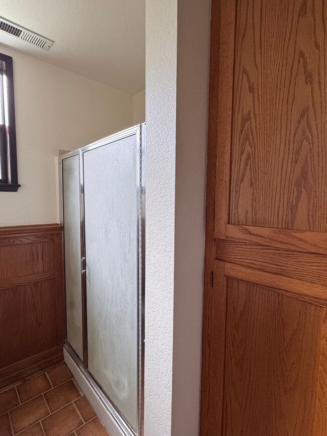 Building Photo - Selah 4 bedroom 3 Bathroom Double Garage, Fenced Yard