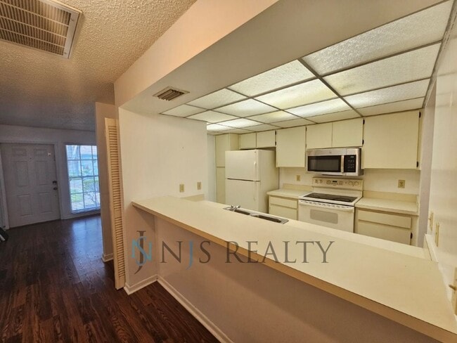 Building Photo - 2/2 Townhome with HUGE Living Room, Commun...