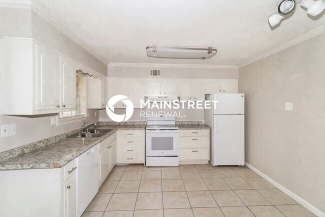 Building Photo - 4 Bedroom Pet-Friendly Home in Memphis, TN with Main Street Renewal