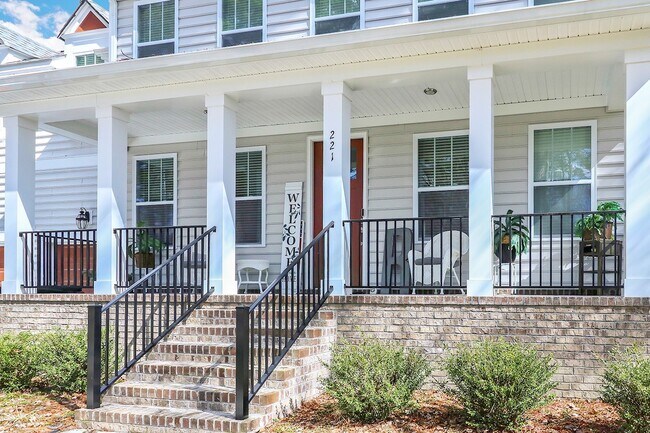 Building Photo - 221 Wilson Dr