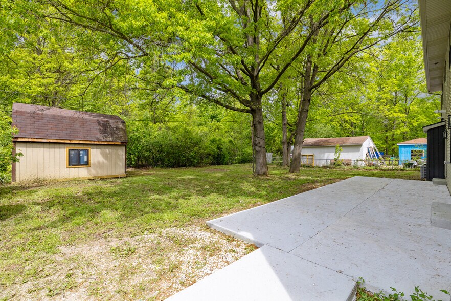 Building Photo - 7598 Lake Park Rd