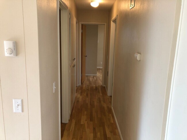 Building Photo - Updated 3 bedroom 1 1/2 bath home in a gre...