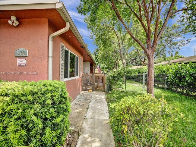 Building Photo - 920 SW 28th St