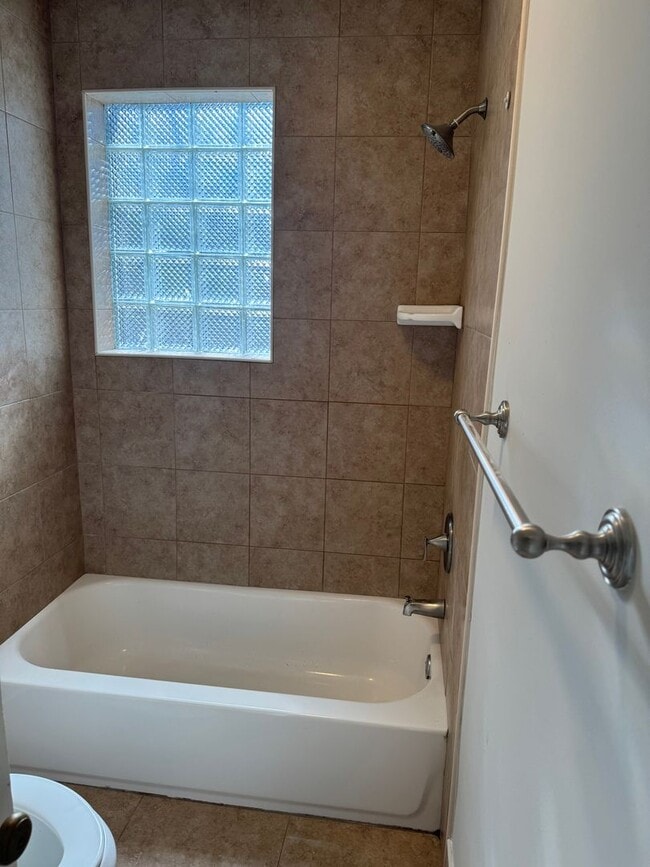 Building Photo - Great Price and location!