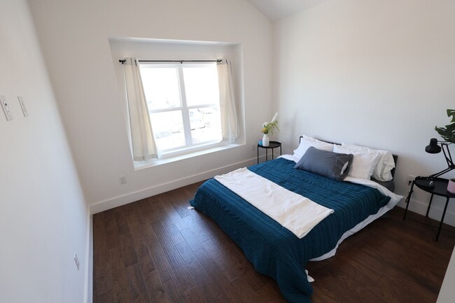 Building Photo - Newly Built Duplex!