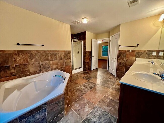 Building Photo - 2066 Peach Shoals Cir
