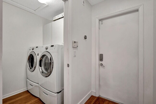 Building Photo - 2470 Sandstone Ct