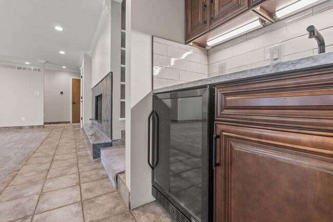 Building Photo - 1233 Sherborne Pl