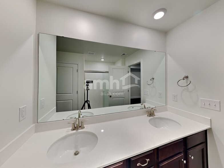 Building Photo - 549 Rivermist Dr