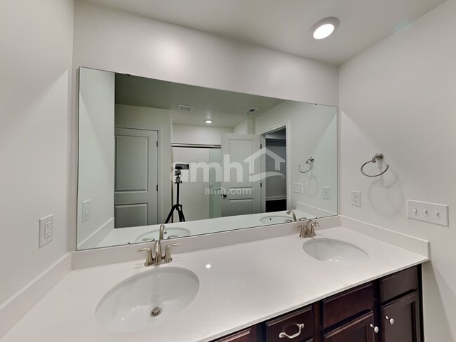 Building Photo - 549 Rivermist Dr