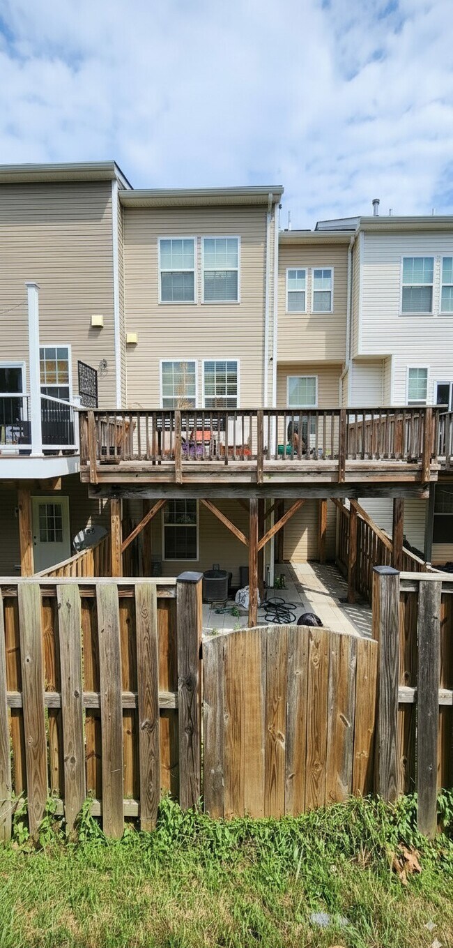 Building Photo - 1104 Frontline Dr