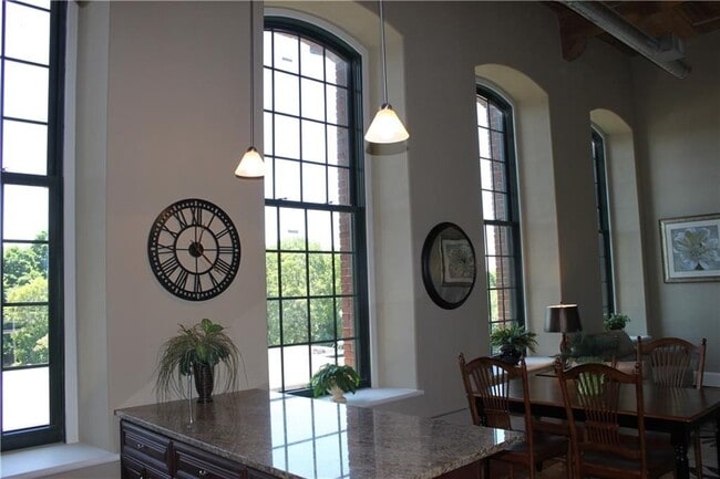 Building Photo - 624 Washington St