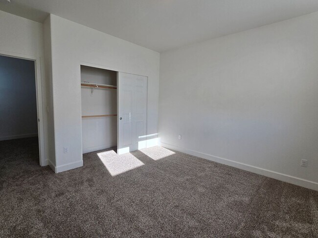 Building Photo - Fabulous home in a gated community with ov...