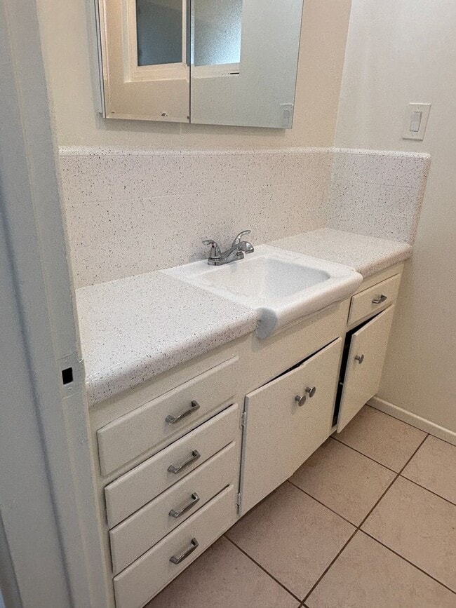 Building Photo - 215 S Baldwin Ave