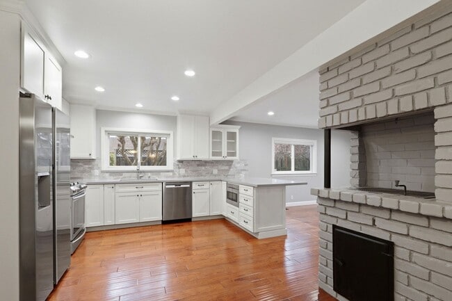 Building Photo - Remodeled 3 Bedroom 2 Bathroom Sunnyvale Home