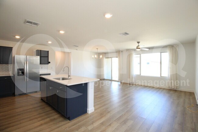 Building Photo - 2540 W La Salle St