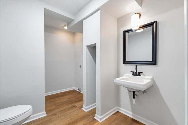 Building Photo - Spacious 3 Bed / 3 Bath Home in Valley View School District!