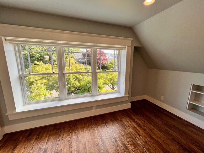 Building Photo - Gorgeous, Executive Living in Beautiful Ma...