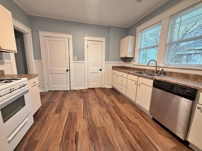 Building Photo - Recently Renovated Brick Home Minutes Away from Crosstown, Midtown, Rhodes & More!